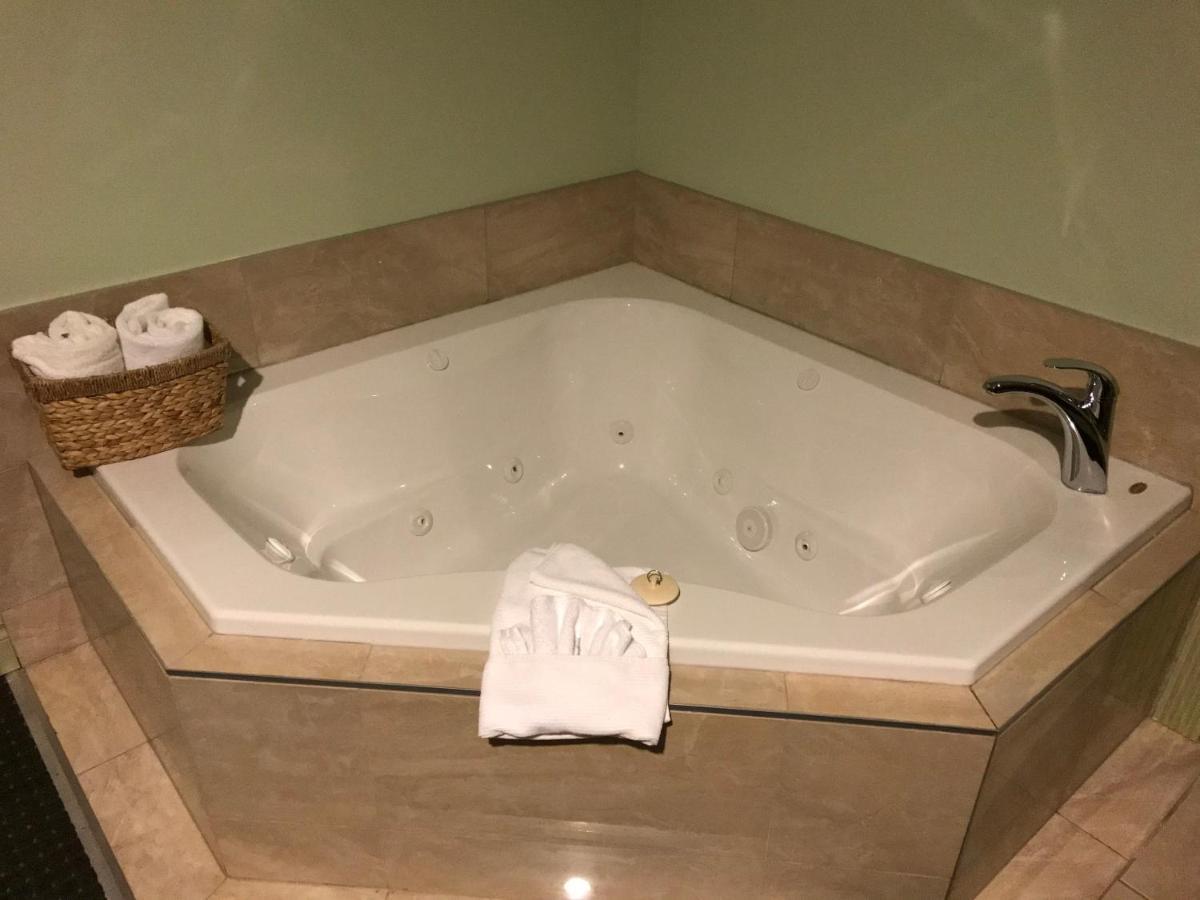 ווייטקורט Quality Inn & Suites מראה חיצוני תמונה