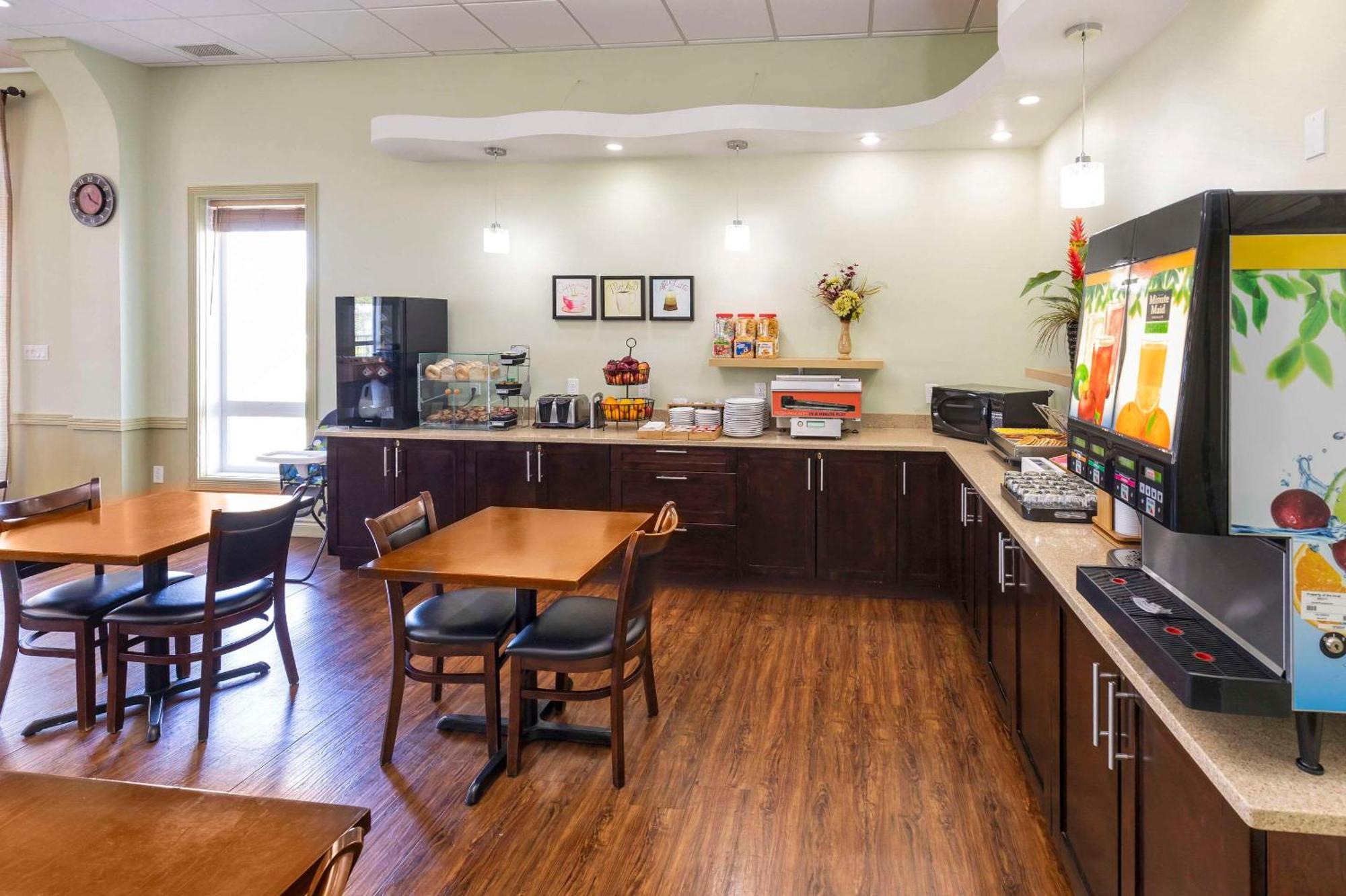ווייטקורט Quality Inn & Suites מראה חיצוני תמונה