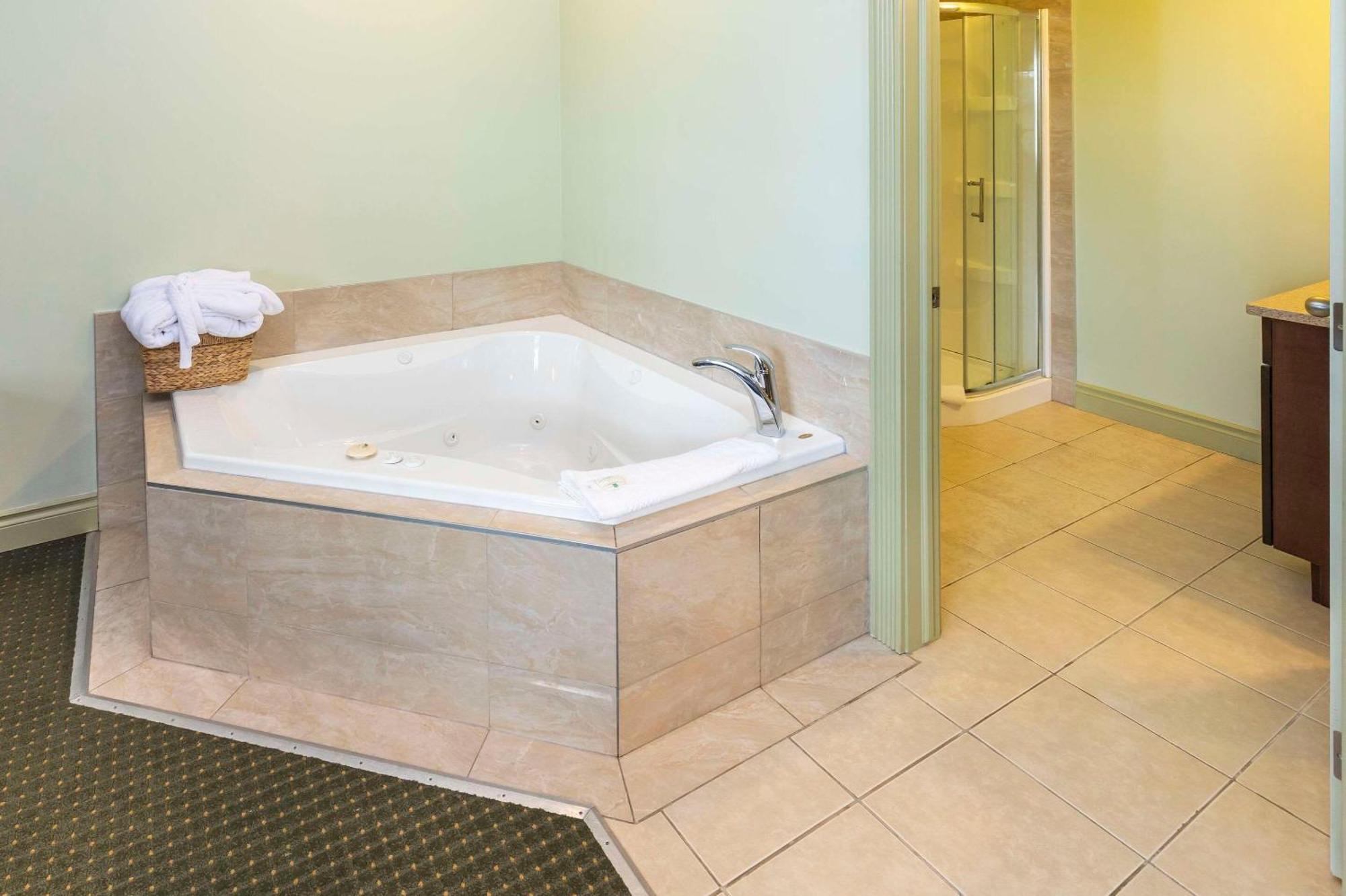 ווייטקורט Quality Inn & Suites מראה חיצוני תמונה